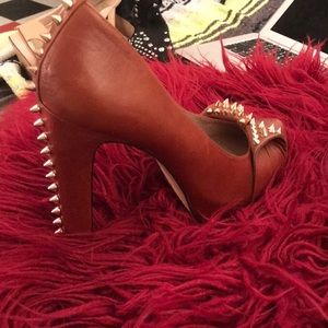 VINCE CAMUTO Brown leather pump with gold studs